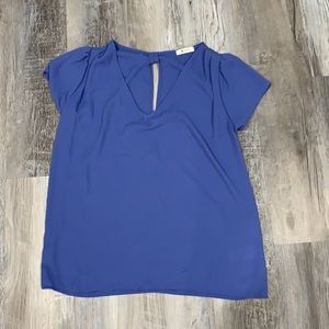 Short sleeve v-neck blue shirt
